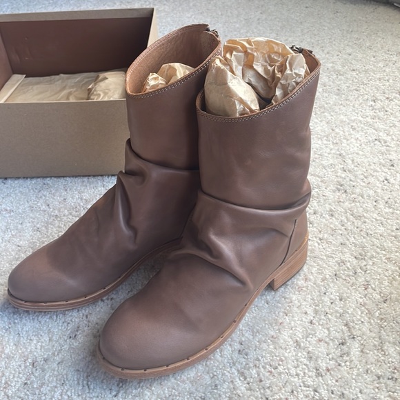 🆕BEEK Ostrich Boots - Picture 1 of 16